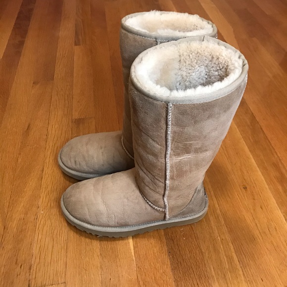 Classic Tall Tan Uggs - Picture 5 of 8